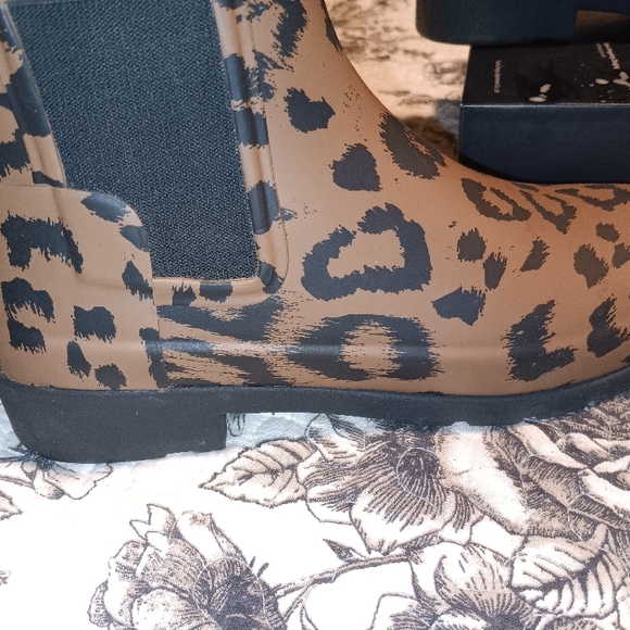 Hunter Original Chelsea Leopard Print Women's Ankle Rain Boots - Picture 2 of 4